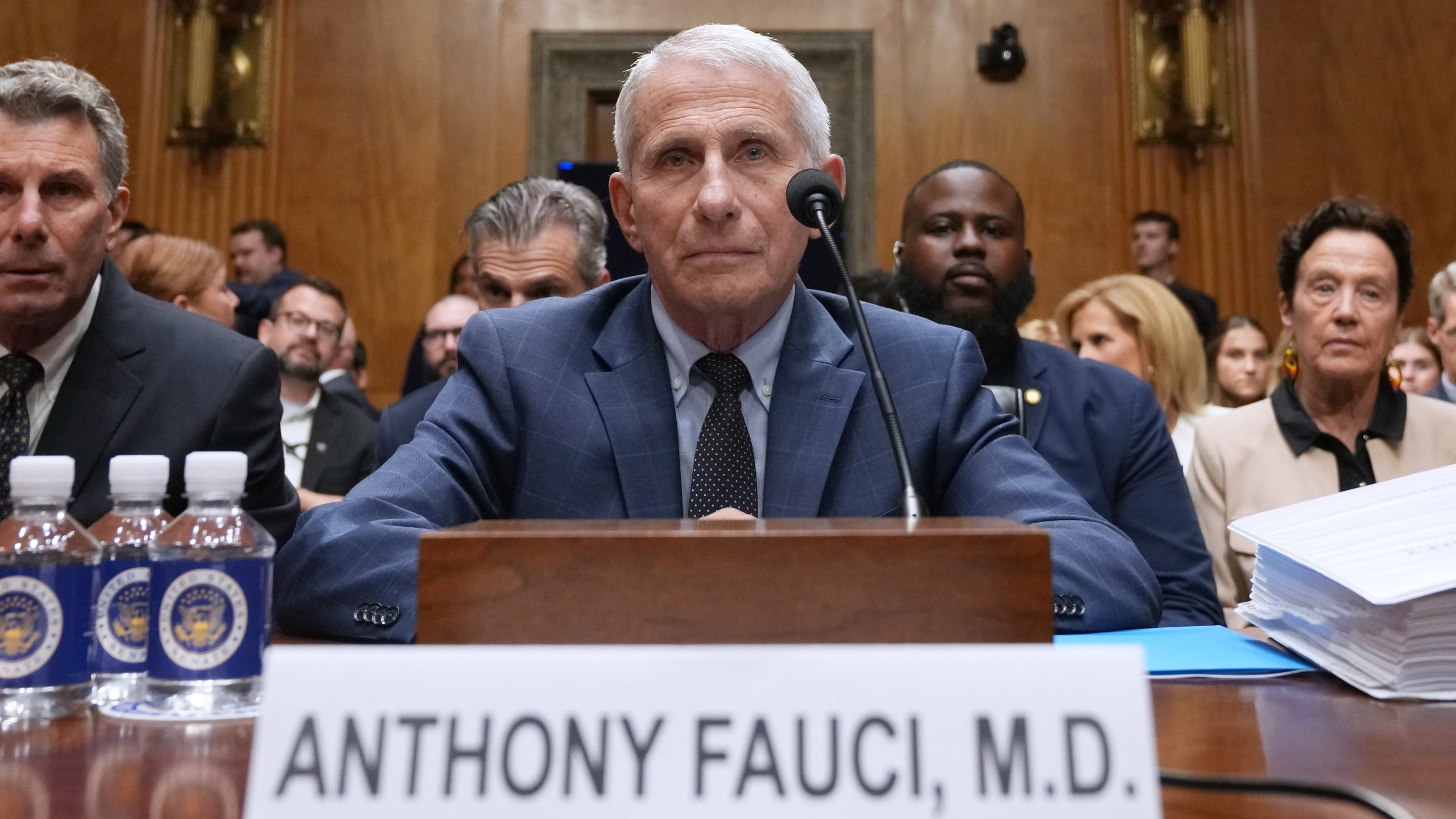 El doctor Anthony Fauci testifica ante un micrófono en una sala de comités del Senado de Estados Unidos.