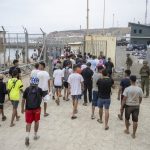 Frontera de Ceuta con Marruecos bajo vigilancia policial durante una crisis migratoria.