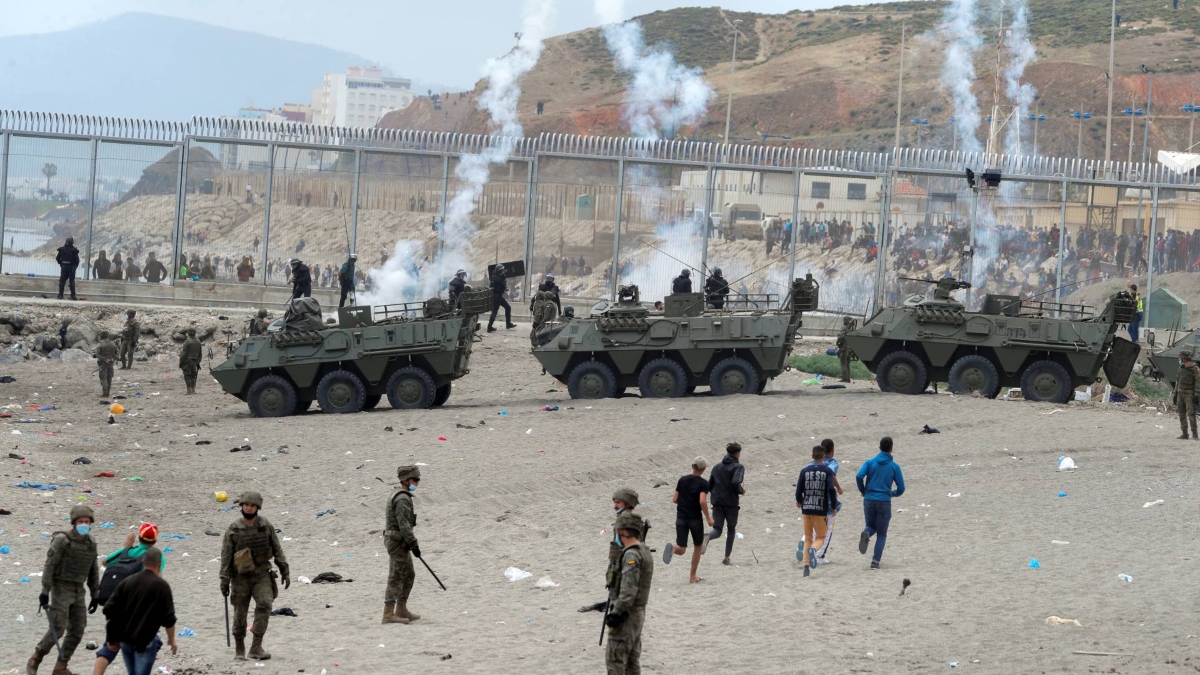Vehículos acorazados del Ejército de Tierra español desplegados en maniobras de defensa táctica en la plaza de soberanía de Ceuta