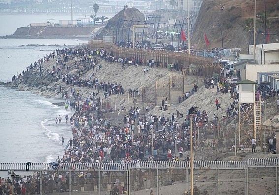 Invasión en Ceuta: 30.000 inmigrantes entran desde Marruecos