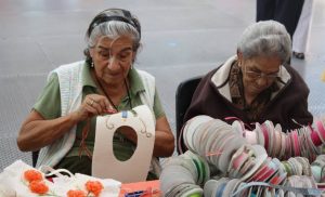personas mayores siguiendo trabajando en la costura sin relevo laboral