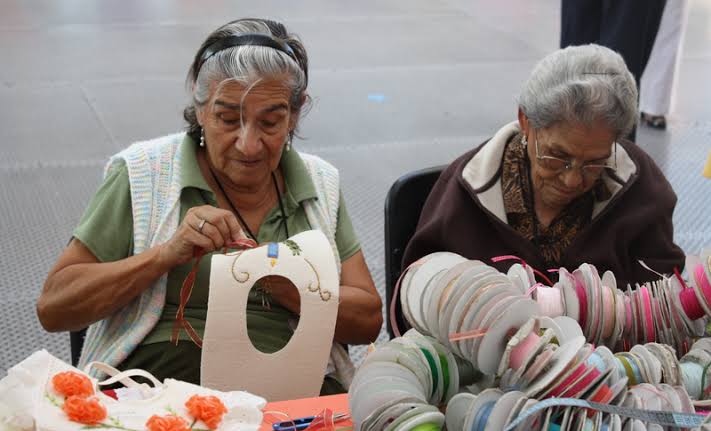 personas mayores siguiendo trabajando en la costura sin relevo laboral