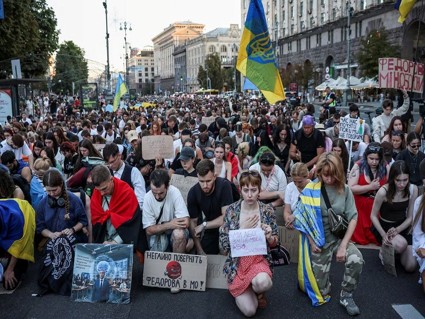 Manifestantes en Kiev protestan en las calles sosteniendo banderas de Ucrania durante la crisis política.