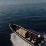Lancha rápida tipo planeadora cruzando a gran velocidad las aguas del Estrecho de Gibraltar cerca de Ceuta.