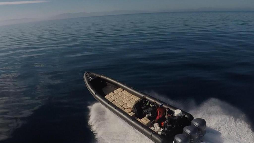 Lancha rápida tipo planeadora cruzando a gran velocidad las aguas del Estrecho de Gibraltar cerca de Ceuta.