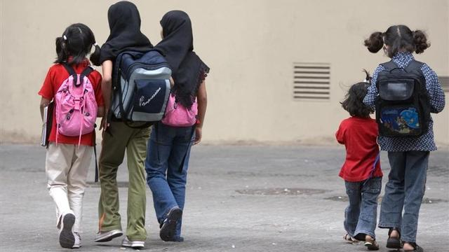 niñas musulmanas camino del colegio en Cataluña