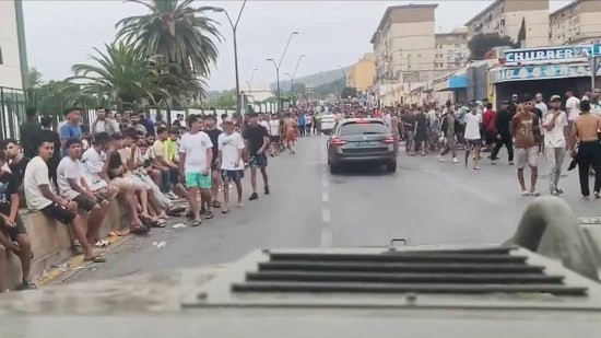 numerosos invasores marroquíes deambulan por las calles de Ceuta
