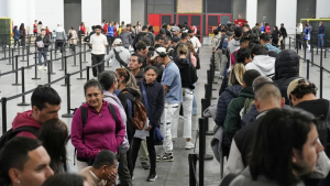 Una oficina de empleo del SEPE en España llena de usuarios que tramitan sus solicitudes de empleo tras la regularización extraordinaria de extranjeros.