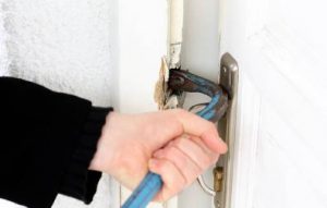 Puerta de una vivienda con una cerradura forzada por un okupa
