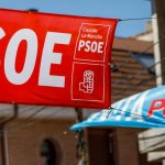 Lonas del Partido Popular y del Partido Socialista Obrero Español ondeando juntas en un evento l político.