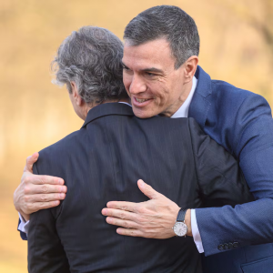 Sánchez se abraza con otra persona sabíéndose ganador