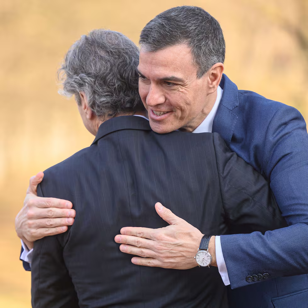 Sánchez se abraza con otra persona sabíéndose ganador