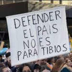 pancarta en una manifestación que dice: "Defender el país no es para tibios"