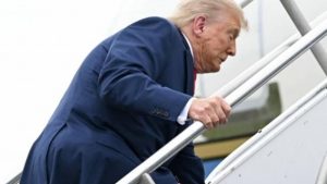 Donald Trump tropieza y casi cae subiendo las escalinatas del avión