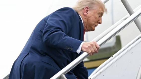 Donald Trump tropieza y casi cae subiendo las escalinatas del avión