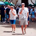 Pedro Sánchez con Bermudas caminando por las calles de Lanzarote