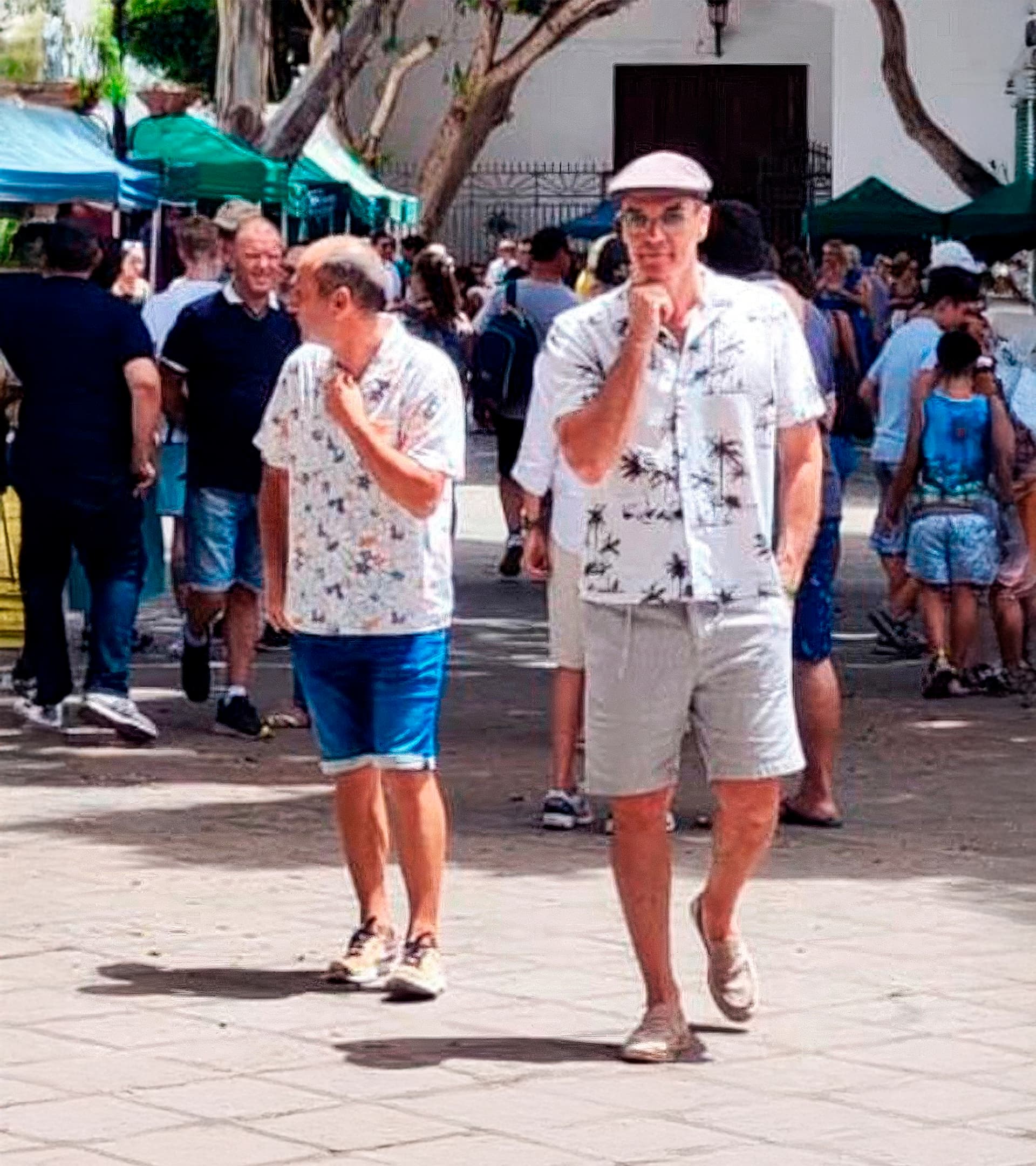 Pedro Sánchez con Bermudas caminando por las calles de Lanzarote