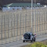 Valla fronteriza de Ceuta con despliegue de seguridad y concertinas en la frontera con Marruecos.
