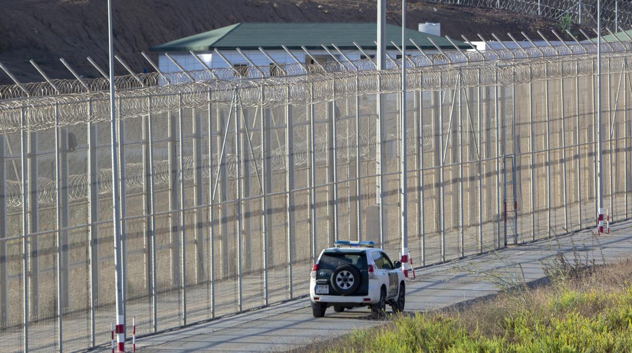 Valla fronteriza de Ceuta con despliegue de seguridad y concertinas en la frontera con Marruecos.