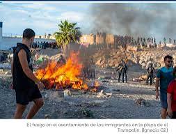 Ceutíes queman chabolas de invasores marroquíes en la playa