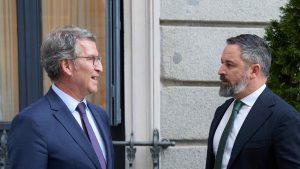 Feijóo y Abascal conversan amigablemente