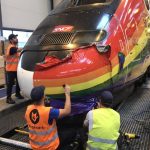 tren con bandera lgtbi