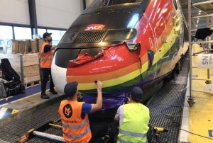 tren con bandera lgtbi
