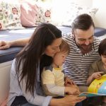 familia-padre-madre-hijos-dreamstime