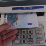 Una-persona-saca-dinero-en-un-cajero